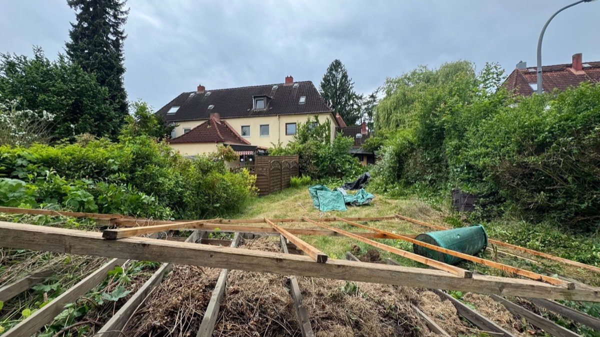 Gartenfläche während umfangreicher Räum- und Rückbauarbeiten